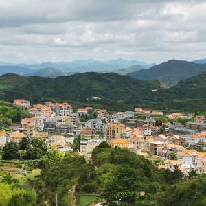 �����ܱ������Ƽ�ͬ������壬������˵ĵ䷶����ɽ������ˮ����